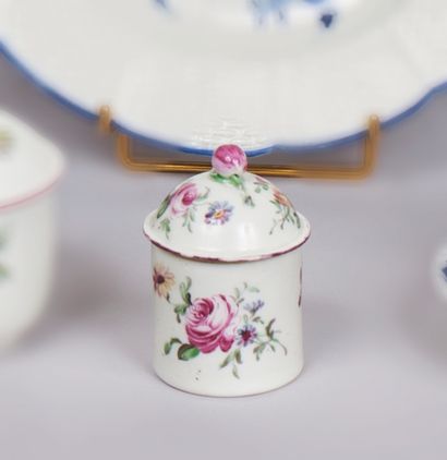 Mennecy, XVIIIe siècle. Pot à fard en porcelaine...