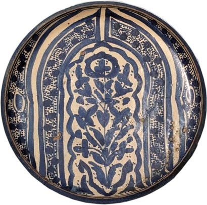 Assiette sur petit talon en faïence émaillée...