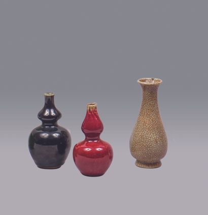 CHINE - XIXe siècle. Ensemble de trois vases...