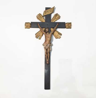 Christ en bois peint sur une croix en bois...