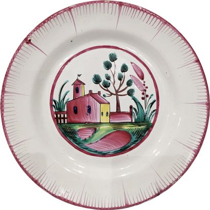 Est de la France. Assiette en faïence à décor...