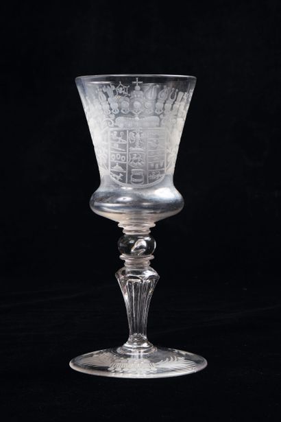 Grand verre à jambe gravé, le corps tronconique...