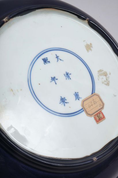 CHINE - Epoque KANGXI (1662-1722). Assiette...
