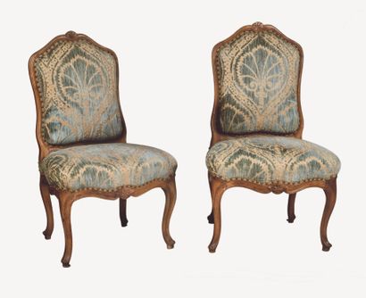 Paire de chaises en bois naturel mouluré...