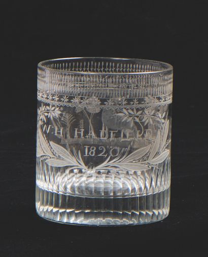 Gobelet en verre à décor taillé et gravé...