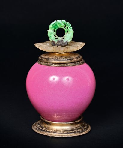 Encrier, le corps de forme boule en porcelaine...