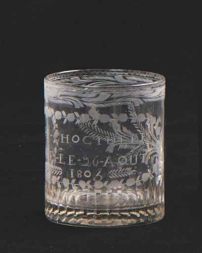 Gobelet en verre, à décor de rinceaux, volatile...