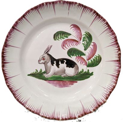 Est de la France. Assiette en faïence à décor...