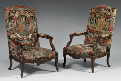 Paire de larges fauteuils en bois naturel...