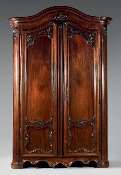Importante armoire en acajou massif, à portes...
