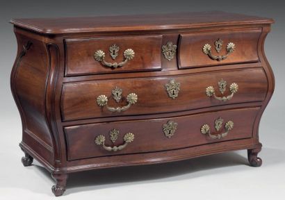 Commode en acajou massif de forme tombeau....
