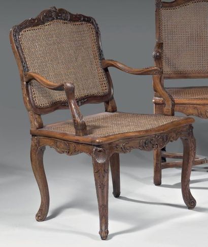Large fauteuil canné en bois naturel, à dossier...
