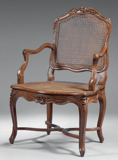 Fauteuil en bois naturel à dossier plat mouvementé...
