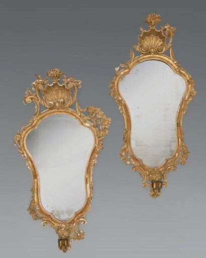 Paire de miroirs porte-lumière en forme d'écusson,...