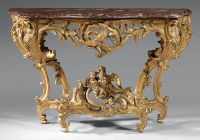 Console en bois doré reposant sur quatre...