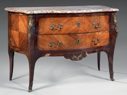 Commode à façade et côtés galbés, ouvrant...