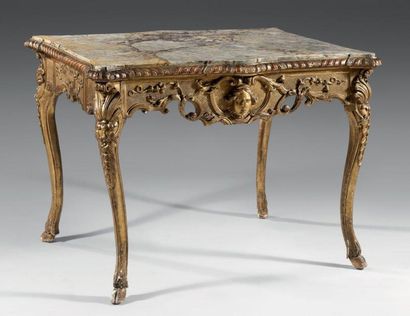 Table console en bois redoré, la façade sculptée...
