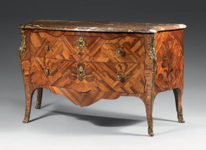 Commode à façade et côtés galbés, marquetée...