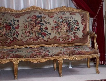 Important mobilier de salon en bois redoré,...