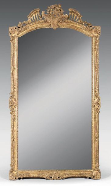 Important miroir en bois doré, le fronton...