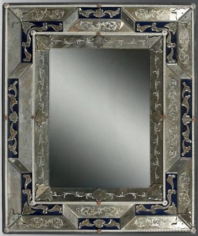 Miroir rectangulaire dans un cadre à biseaux...
