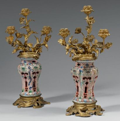 Paire de vases balustre et côtelés en porcelaine...