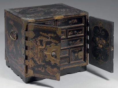 Petit cabinet en laque noir et or à décor...