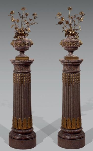 Paire de vases en granit porphyroïde posant...