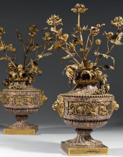 Paire de vases en granit porphyroïde posant...