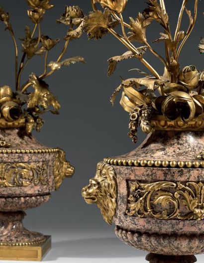 Paire de vases en granit porphyroïde posant...