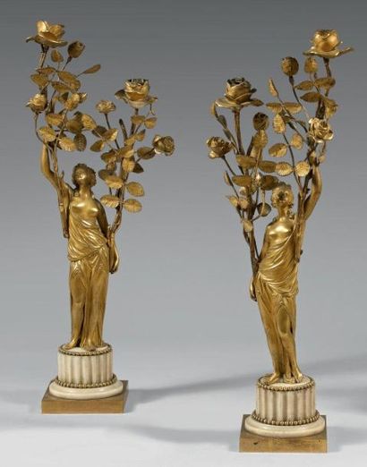 Paire de candélabres à deux lumières soutenues...