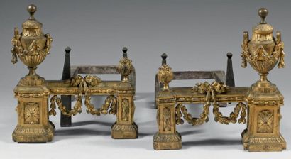 Paire de chenets en bronze doré, à cassolettes...