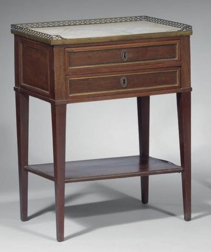 Table chiffonnière en acajou et placage d'acajou...