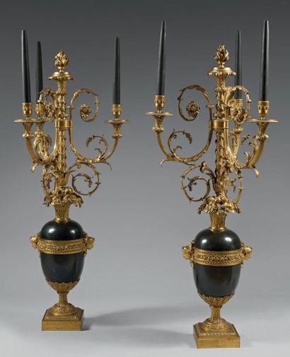 Paire d'importants vases ovoïdes en bronze...