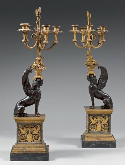 Paire de candélabres en bronze patiné et...
