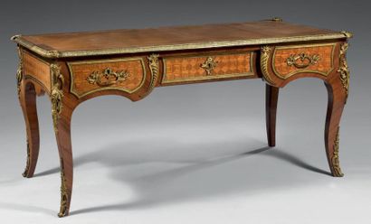 Bureau plat, la ceinture à trois tiroirs...