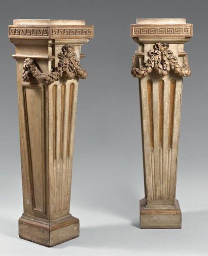 Paire de gaines en bois sculpté peint et...