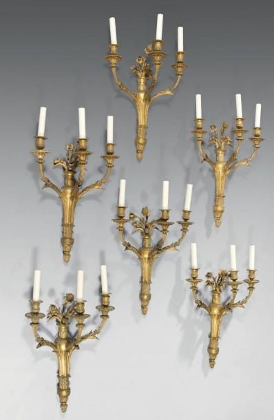Suite de six appliques à trois lumières en...