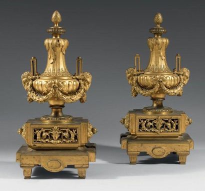 Paire d'importants chenets en bronze doré...