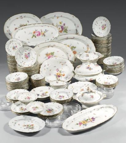 Service de table en porcelaine de Saxe à...