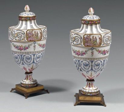 Paire de grands vases couverts ovoïdes sur...