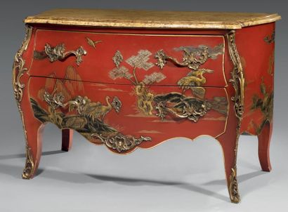 Commode à façade et côtés galbés en laque...