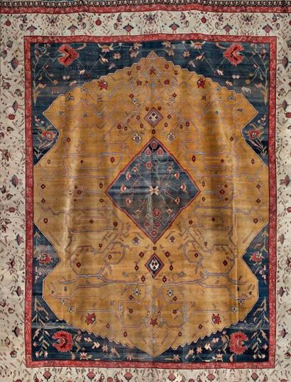 Important tapis Agra à fond jaune safran...
