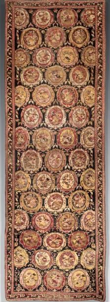 Large tapis galerie KARABAGH décoré d'un...