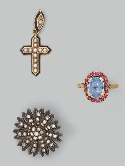 Lot en or jaune composé d'une croix pendentif...
