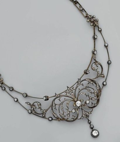Collier en argent et or jaune de genre draperie...