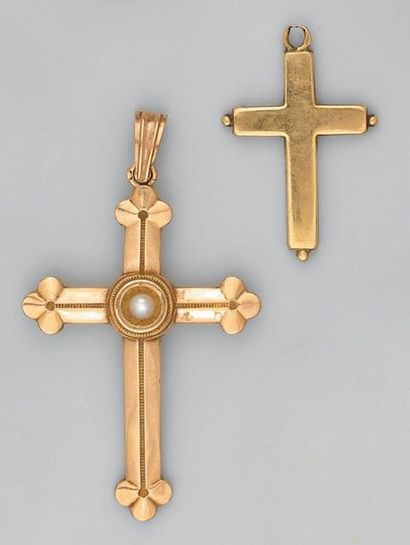 Deux croix pendentif en or jaune uni ou biseauté,...
