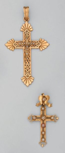 Deux croix pendentif en or jaune finement...