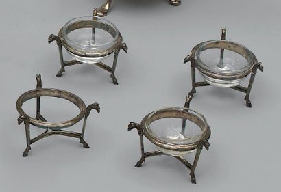Suite de quatre salières rondes en argent,...