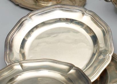 Plat rond en argent à contour et moulure...